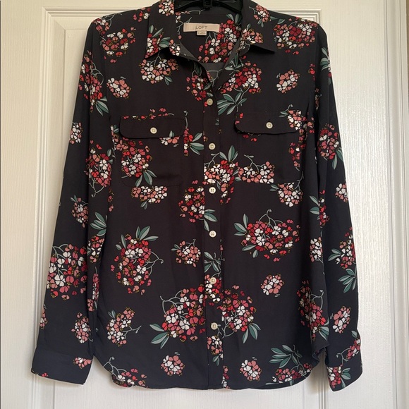 LOFT Vibrant Floral navy blue blouse button up front size medium length‎ 27 in. - Picture 2 of 4